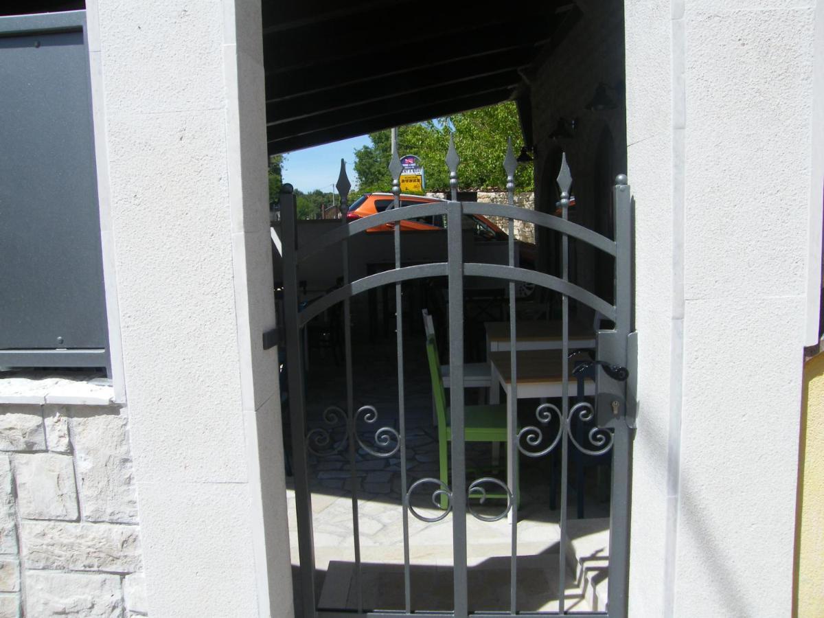 Apartment Mamut Premantura Exterior photo