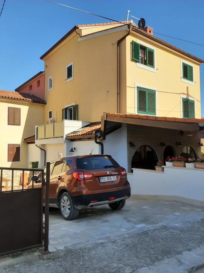 Apartment Mamut Premantura Exterior photo